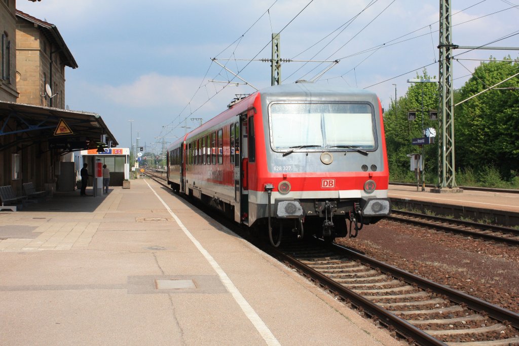 der 628 327 in Hessental am 28.4.2011 wird um 16:15 zurck nach hringen Hbf fahren.