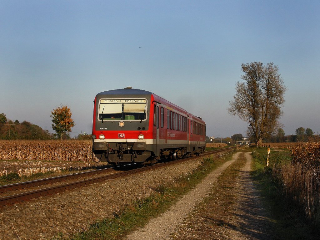 Der 628 433 als RB nach M�hldorf am 12.10.2010 unterwegs bei Alt�tting. 