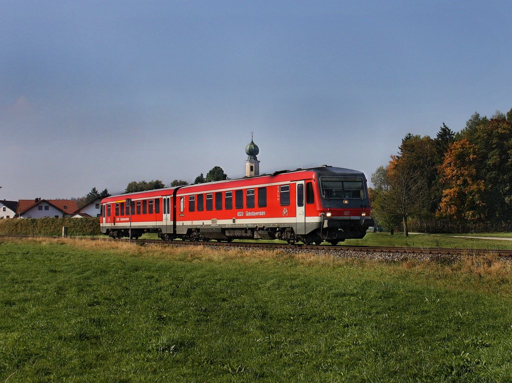 Der 628 433 als RB nach Burghausen am 12.10.2010 unterwegs bei Heiligenstatt. 