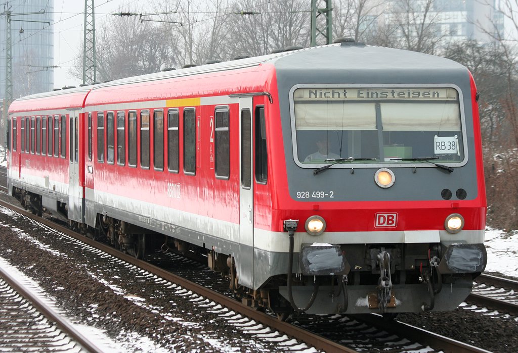 Der 628 499-2 / 928 499-2 f�hrt als RB38 aus K�ln Messe/Deutz Richtung D�sseldorf durch D�sseldorf V�lkinger Stra�e am 15.02.2010