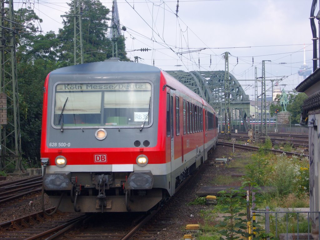 Der 628 500-0 fuhr am 27.07.2010 in Kln Messe/Deutz ein.