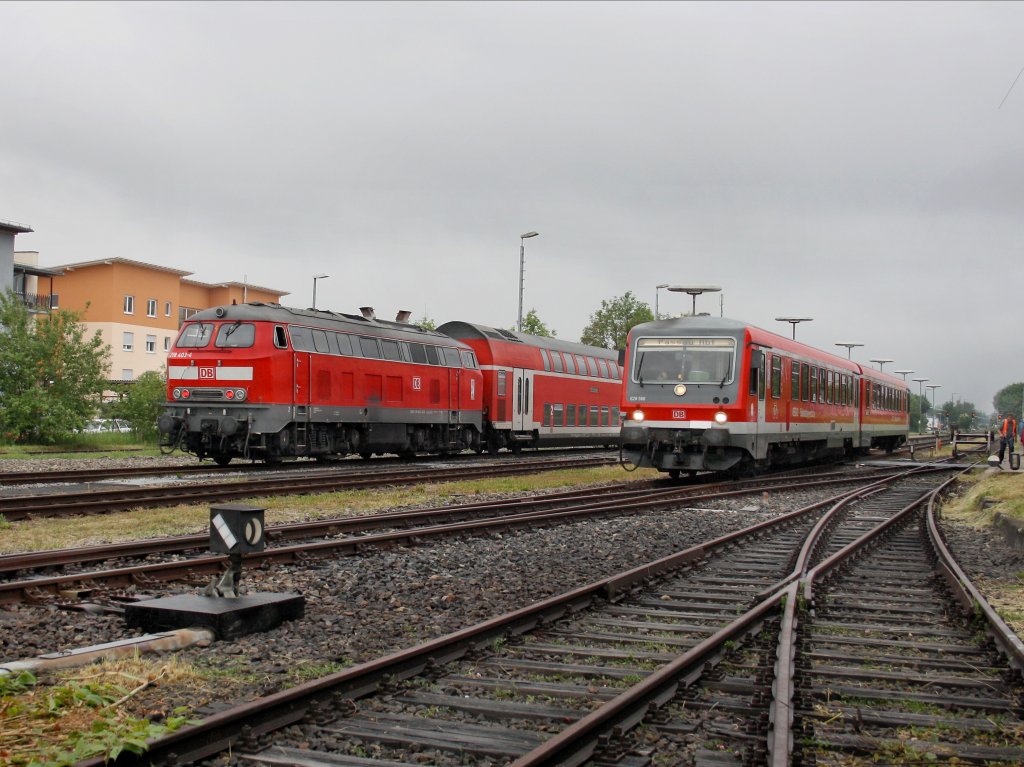 Der 628 566 als RB nach Passau am 28.05.2011 bei der Ausfahrt aus Pfarrkirchen im Hintergrund wartet die 218 403 mit einem Sonderzug auf seine Rangierfreigabe um auf das Bahnsteiggleis umsetzen zu k�nnen.