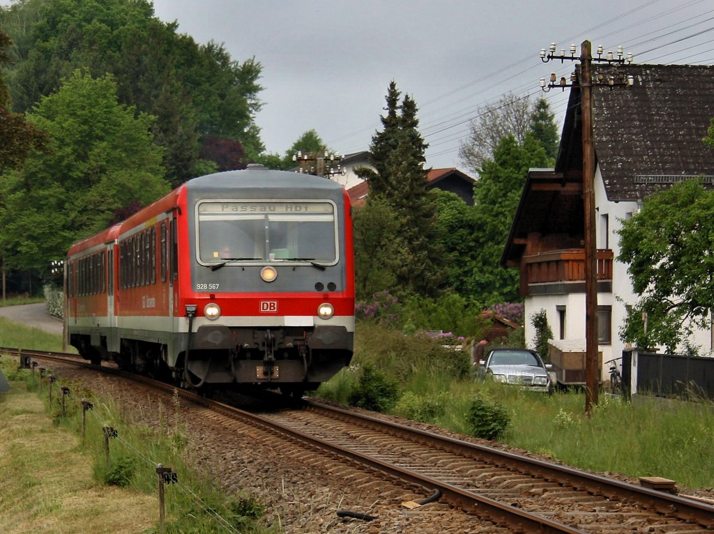 Der 628 567 als RB nach Passau am 14.05.2011 unterwegs bei Eggenfelden. 