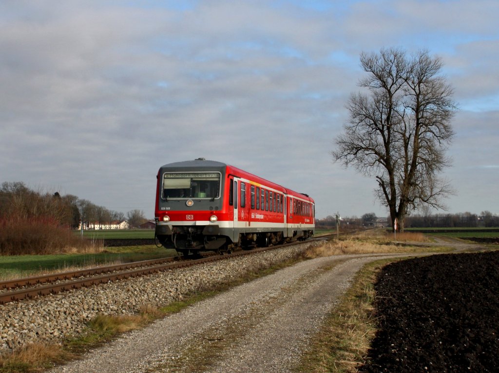 Der 628 569 als RB nach Mhldorf am 27.12.2011 unterwegs bei Alttting. 
