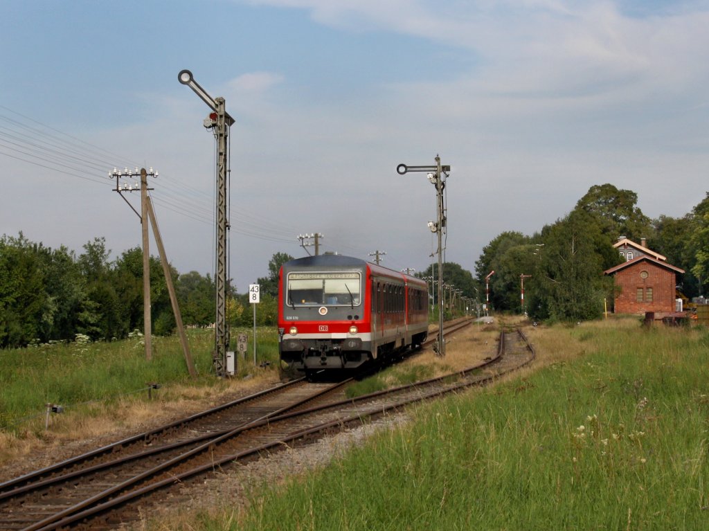 Der 628 570 als IC Rottalerland am 06.08.2011 bei der Ausfahrt aus Karpfham. 