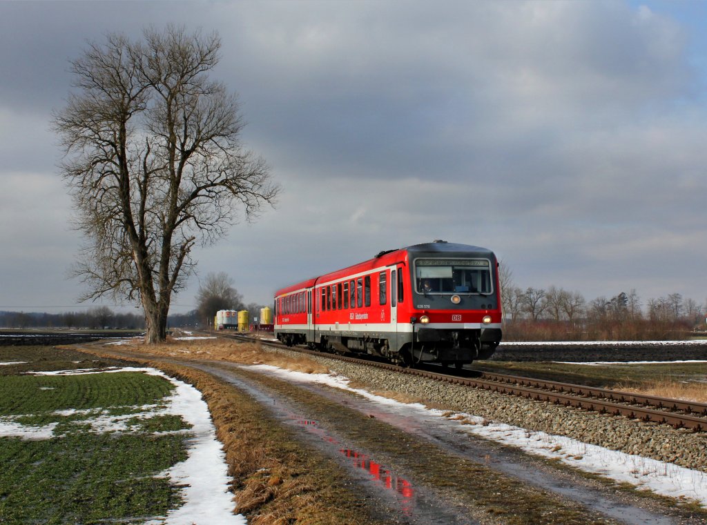 Der 628 570 als RB nach Burghausen am 20.02.2012 unterwegs bei Alttting.