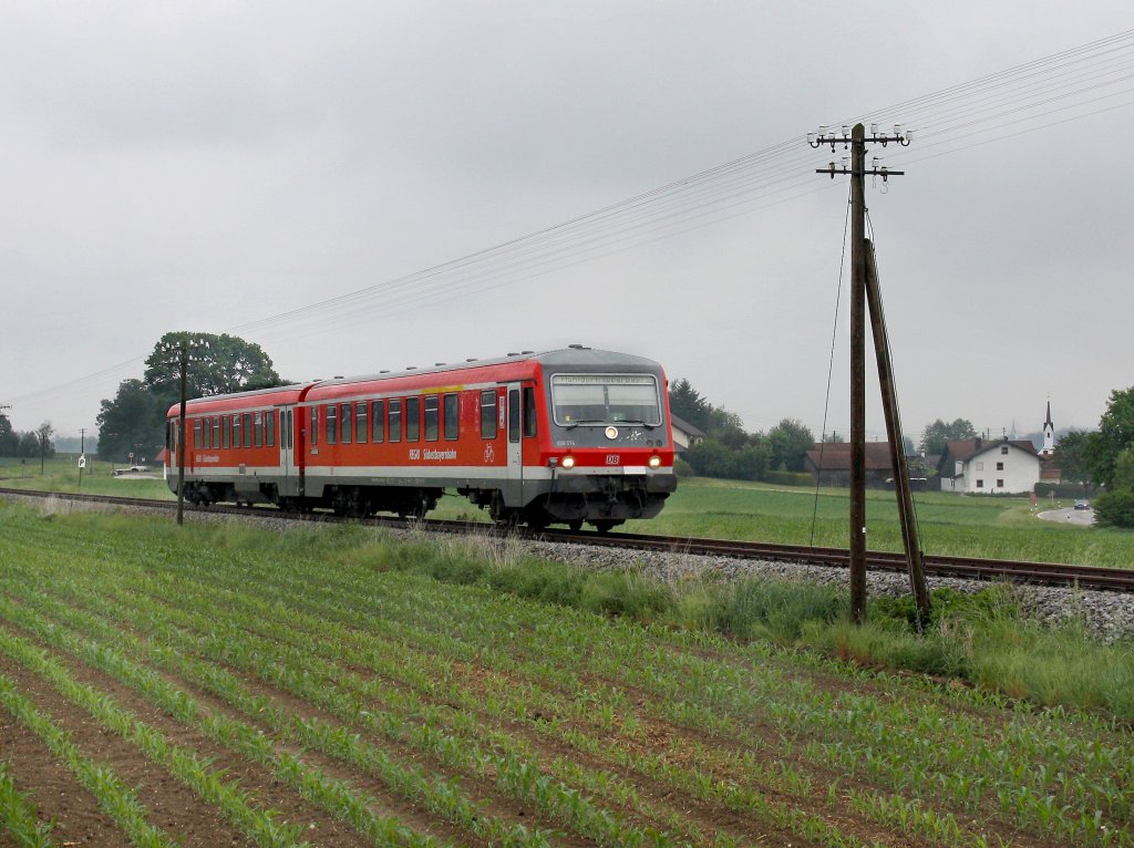 Der 628 574 als RB nach Mhldorf am 28.05.2011 unterwegs bei Massing. 