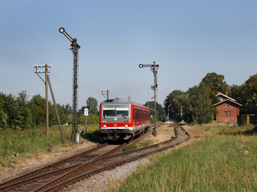 Der 628 576 als RB nach M�hldorf am 26.08.2011 bei der Ausfahrt aus Karpfham. 