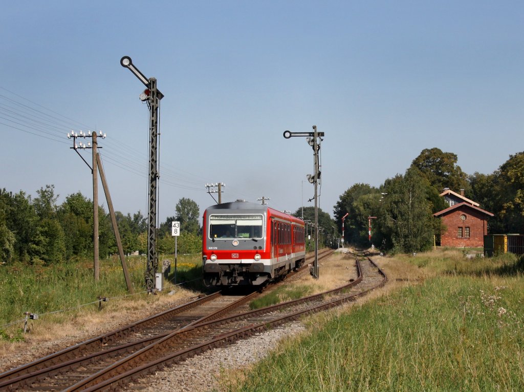 Der 628 576 als RB nach Mhldorf am 26.08.2011 bei der Ausfahrt aus Karpfham. 