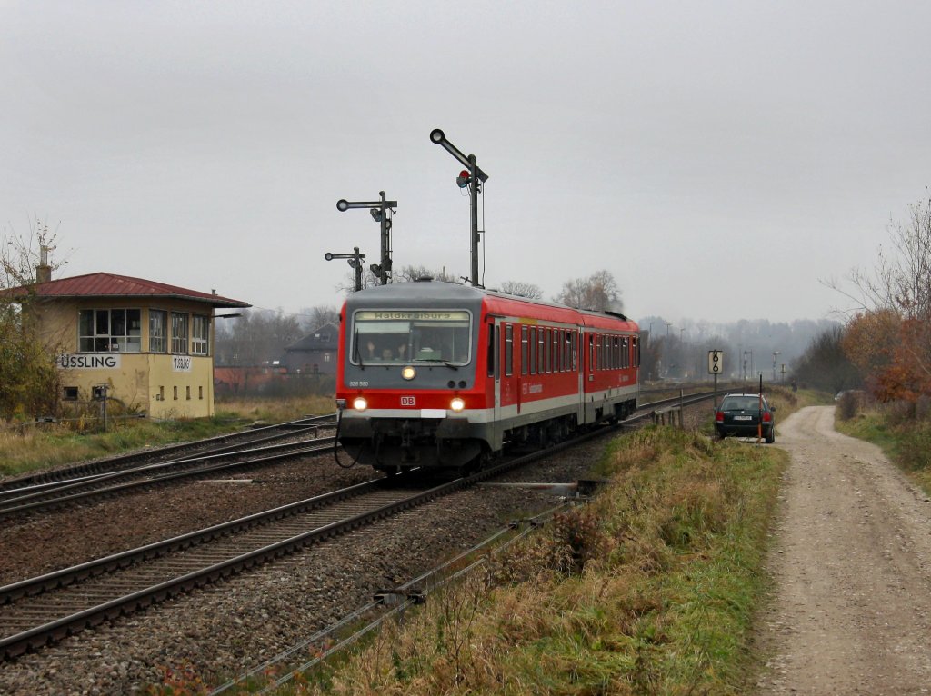 Der 628 580 als RB nach Waldkraiburg am 11.11.2011 bei der Durchfahrt durch T��ling.