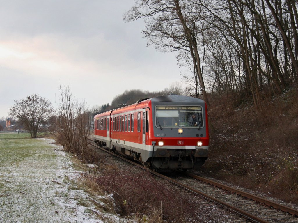 Der 628 581 als RB nach Passau am 13.12.2009 unterwegs bei Eggenfelden. 
