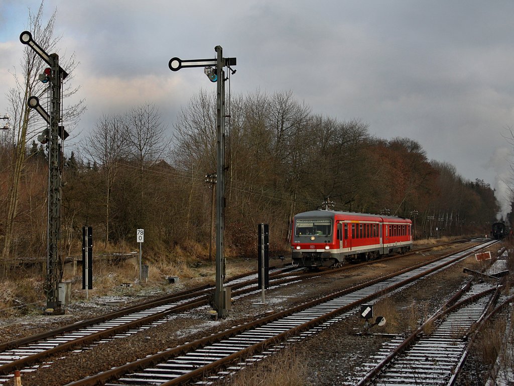 Der 628 584 am 13.12.2009 bei der Ausfahrt aus Eggenfelden. 
