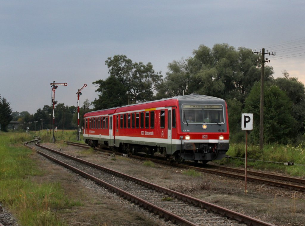 Der 628 591 als RB nach Passau am 25.08.2012 bei der Einfahrt in Karpfham.