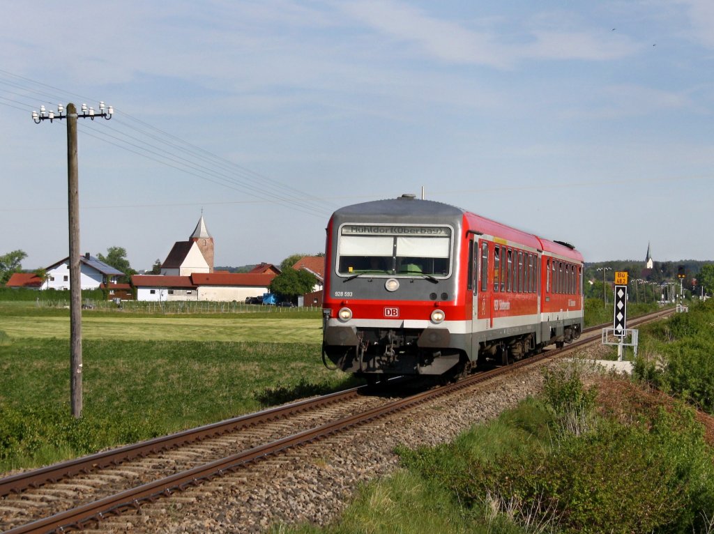 Der 628 593 als RB nach M�hldorf am 07.05.2011 unterwegs auf der Rottalbahn bei Huckenham. 


