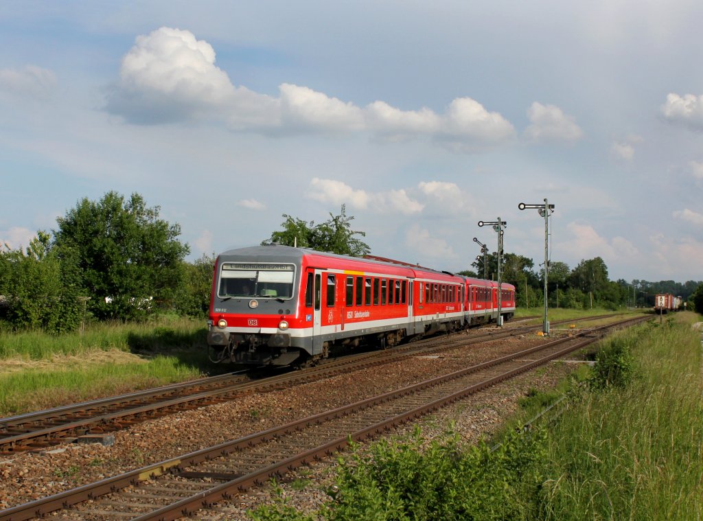 Der 628 612 und ein Weiterer als RB nach Landshut am 07.06.2013 bei der Ausfahrt aus Tling.