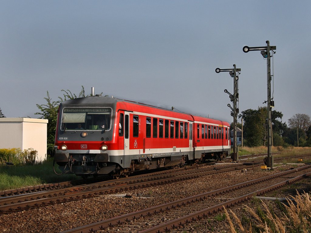 Der 628 626 als RB nach M�hldorf am 25.08.2009 bei der Ausfahrt aus T��ling. 