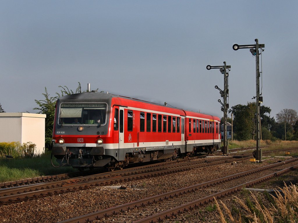 Der 628 626 als RB nach Mhldorf am 25.08.2009 bei der Ausfahrt aus Tling. 
