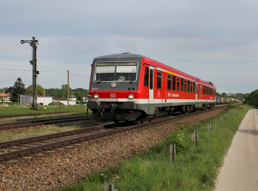 Der 628 627 am 11.05.2012 bei der Durchfahrt in Tling.