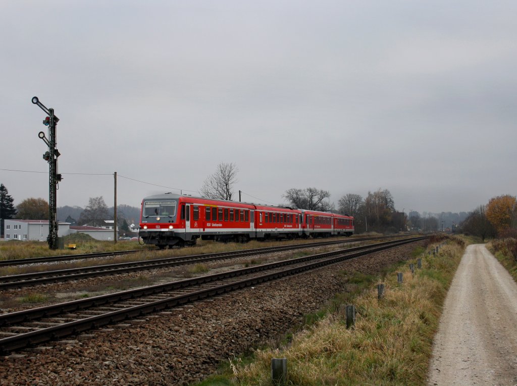 Der 628 628 und ein Weiterer als RB nach Landshut am 11.11.2011 bei der Ausfahrt aus T��ling.