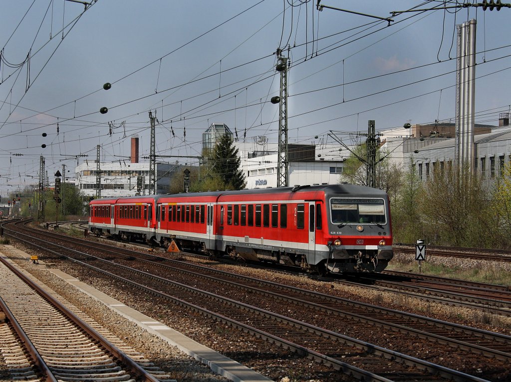 Der 628 639 und ein Weiterer am 13.04.2009 bei der Durchfahrt am Heimeranplatz (Mnchen) 