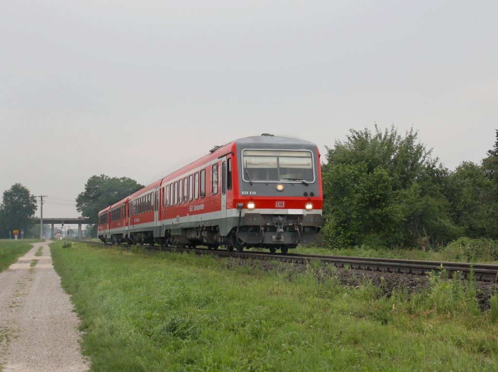 Der 628 639 mit dem 628 589 als RB nach Burghausen am 11.06.2011 unterwegs bei Alt�tting. 