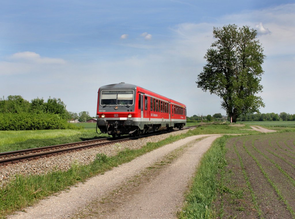 Der 628 649 als RB nach Rosenheim am 11.05.2012 unterwegs bei Alttting.