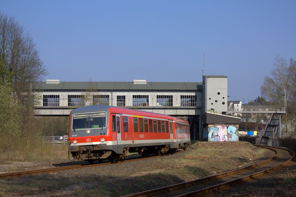Der 628 670 am 06.04.2012 am frheren Hauptbahnhof von Solingen der allerdings Stillgelegt ist. Nun befindet sich in der nhe der Haltepunkt Solingen Grnewald und der damalige Bf Solingen Ohlig ist heute der Solingener Hbf.