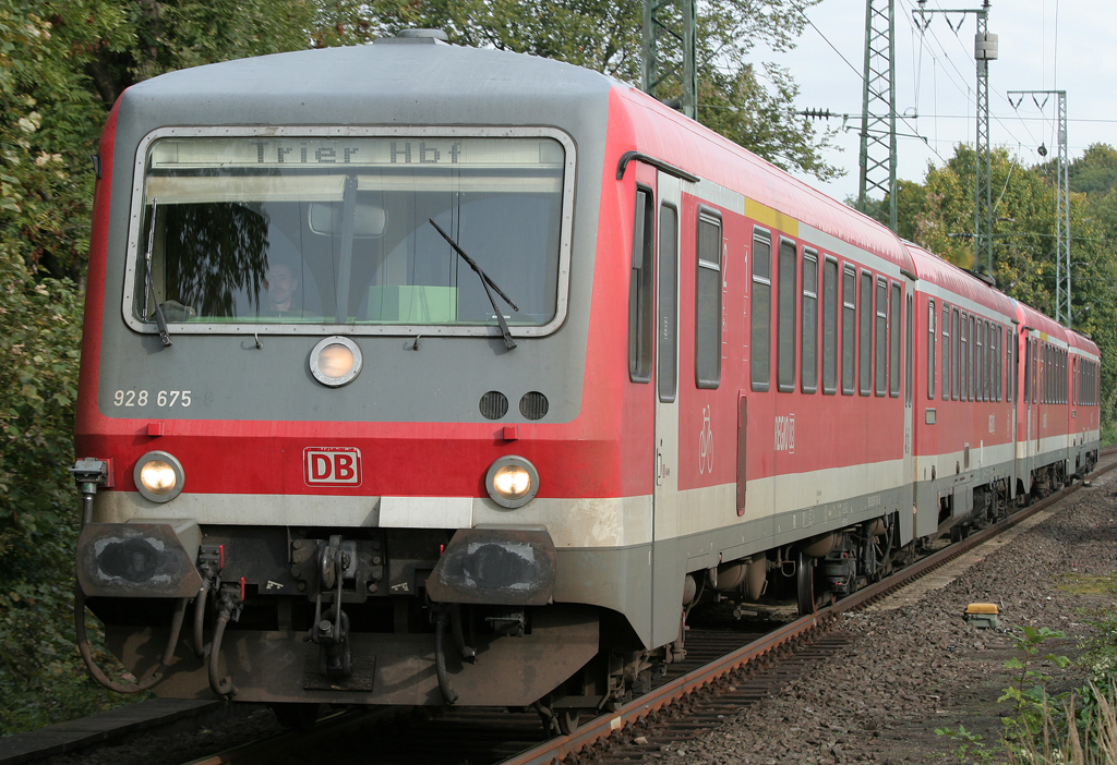 Der 628 675 / 928 675 f�hrt in DT als RE12 von K�ln Messe/Deutz durch K�ln West nach Trier am 22.10.2010