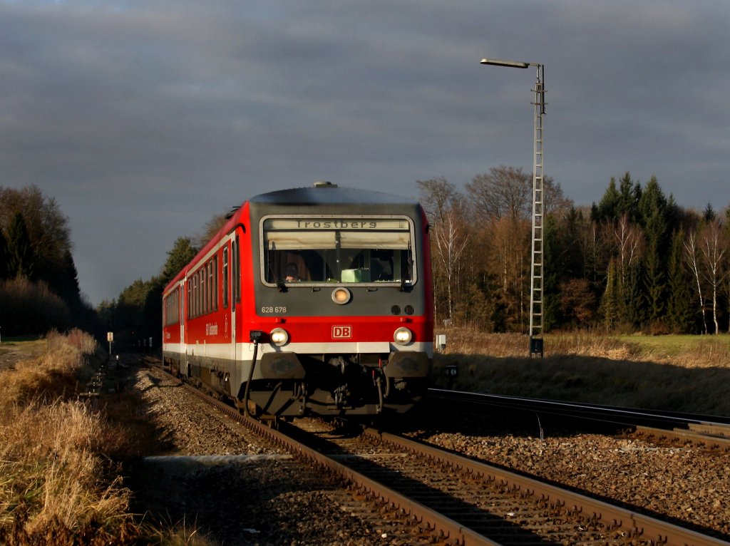 Der 628 678 als RB nach Trostberg am 27.12.2011 bei der Durchfahrt in Tling.
