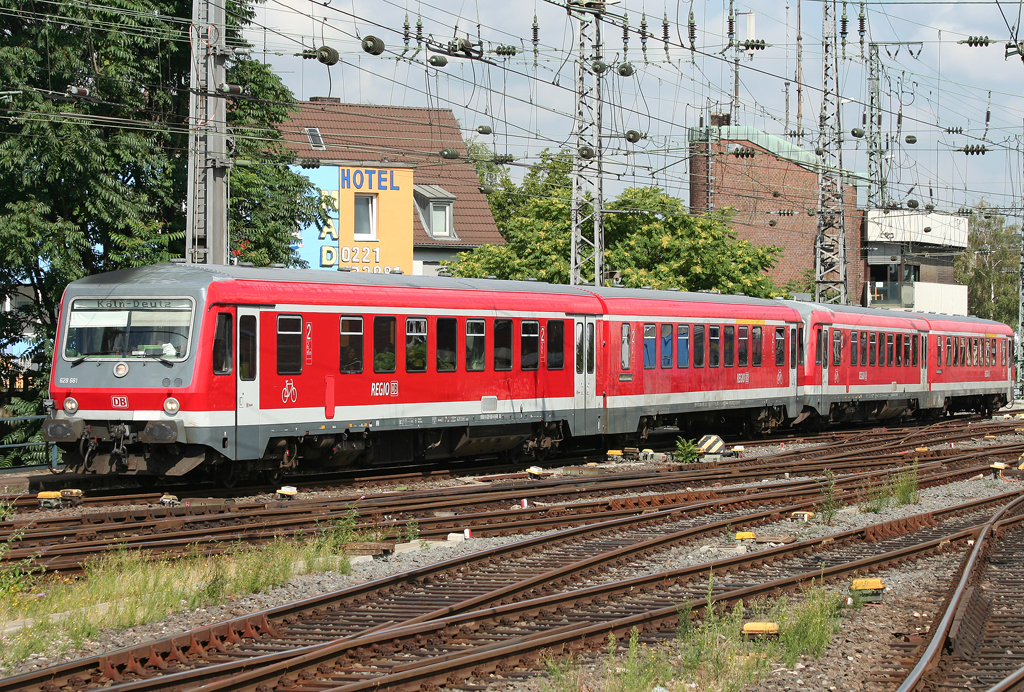 Der 628 681 / 928 681 fhrt in DT als RE12 aus Trier nach Kln Messe/Deutz in Kln HBF ein am 18.07.2010