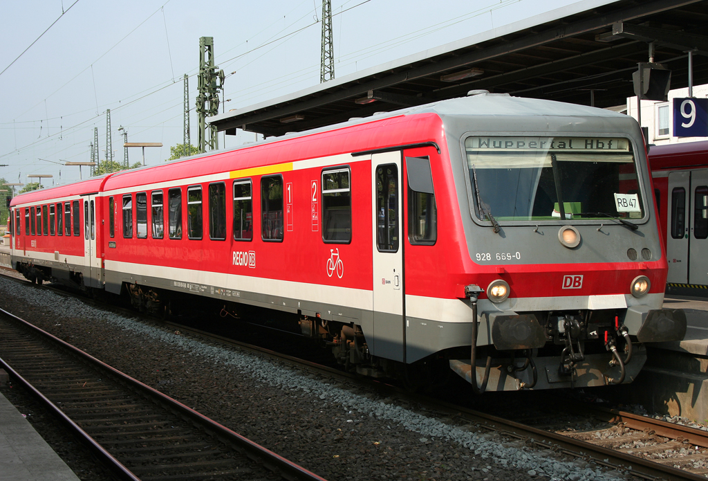 Der 628 699-0 / 928 699-0 f�hrt als RB ab Solingen nach Wuppertal am 09.05.2010