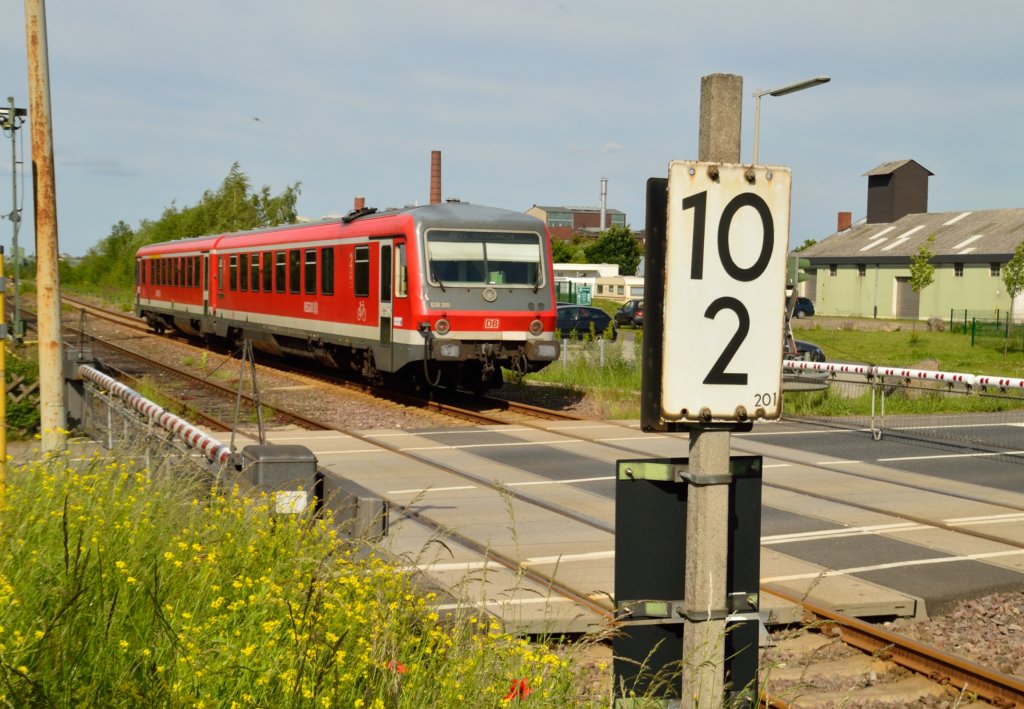 Der 629/628 305 als RB92 im Kruft, direkt hinterm Bahnbergang. Am 2.6.2013