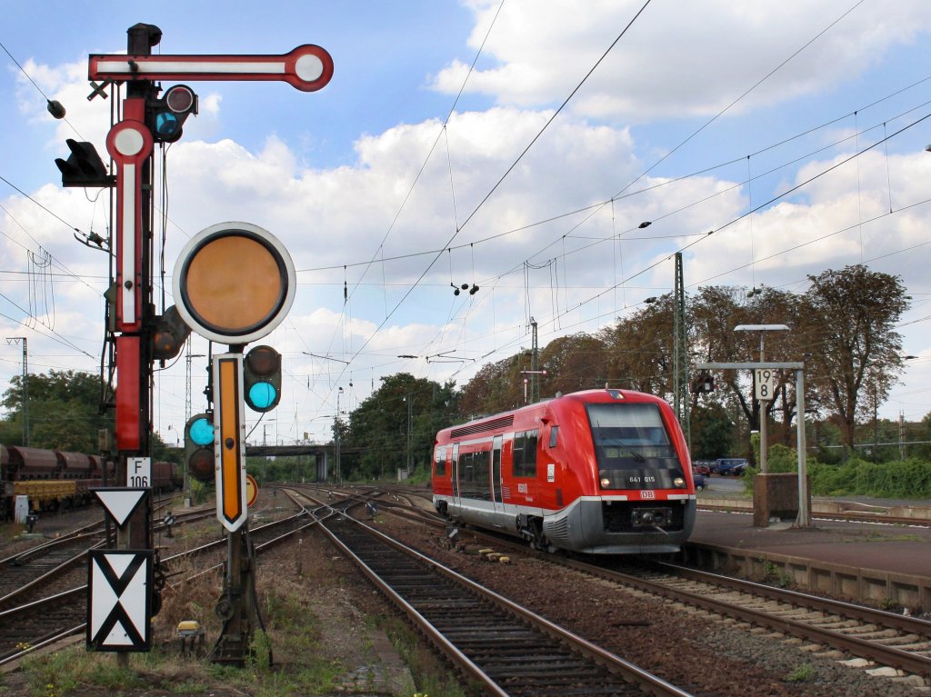 Der 641 015 am 27.08.2009 bei der Durchfahrt durch den Hanauer Hbf. 