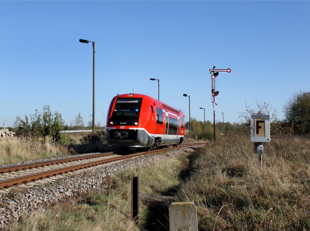 Der 641 037 als RB nach Gotha am 16.10.2011 bei der Ausfahrt aus Ohrdruf.