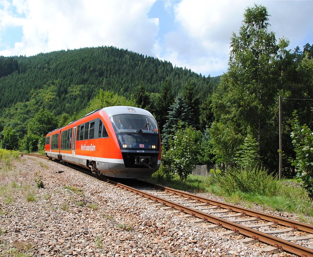 Der 642 128 fuhr am 14.08.2010 als Suferzug aus dem Bahnhof Sitzendorf Unterweibach aus. Man beachte den Zugzielanzeiger.
