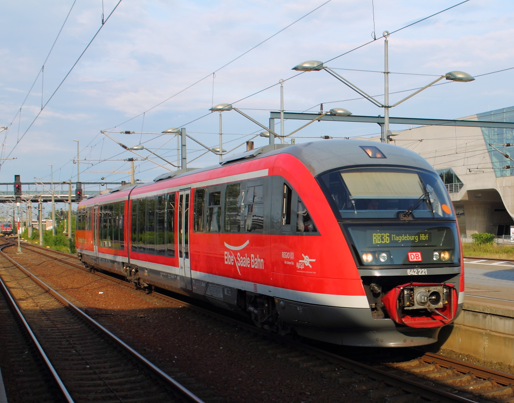 Der 642 221 der Elbe-Saale-Bahn wird am 03.07.2013 in Wolfsburg Hbf bereitgestellt und fhrt wenige Minuten spter als RB 27727 nach Magdeburg Hbf.