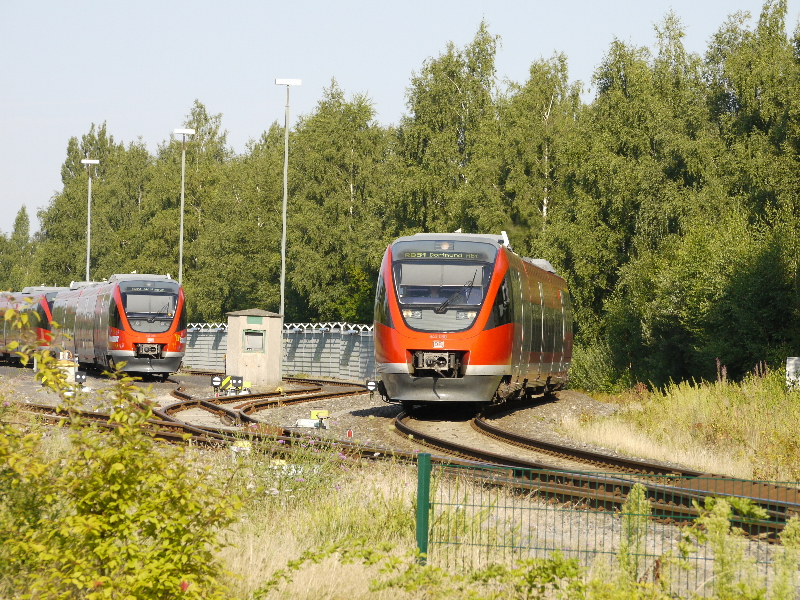 Der 643 060 kommend aus Enschede und f�hrt in den Bahnhof Gronau ein. Links in der Abstellgrupp steht der 643 055 der am Montag wieder zum Einsatz kommt. 11.08.2012