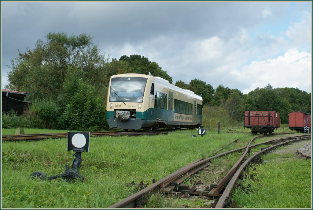 Der 650 032-4 auf der Fahrt von Bergen auf R�gen nach Lauterbach Mole erreicht Putbus. 
Das Bild entstand im frei zug�nglichen Museumteil des Bahnhofs von Putbus am 18. Sept. 2010. 
