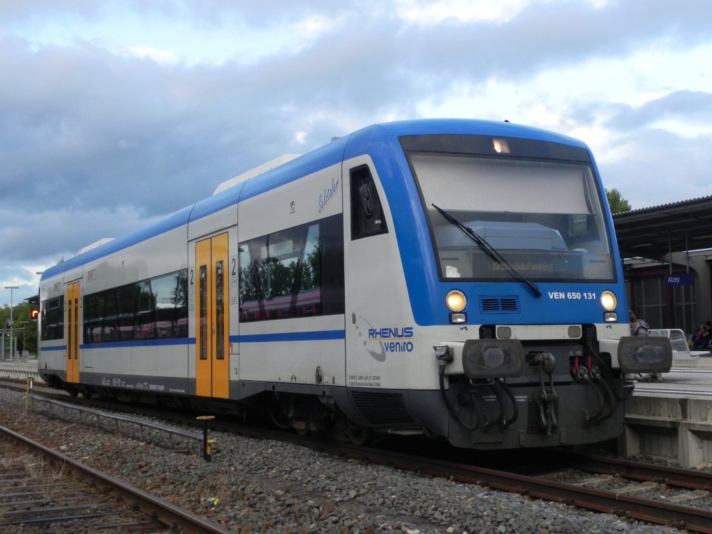 Der 650 131 von Rhenus Veniro wartet in Alzey auf die nchste Abfahrt nach Kirchheimbolanden. 26.08.2012 um 19:27 Uhr. 