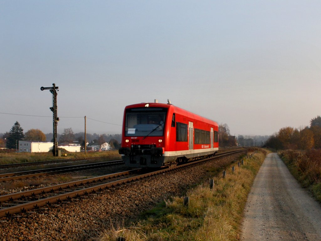 Der 650 997 als RB nach Waldkraiburg  am 11.11.2011 bei der Durchfahrt in Tling.