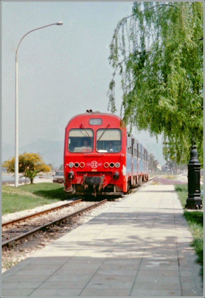 Der 6526 erreicht von Argos kommend den Endbahnhof Nafplion. 
(April 1996/Gescanntes Negativ)