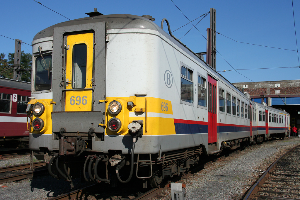 Der 696 steht zum Tag der offenen Tr betretbar im AT Kinkempois am 16.10.2011