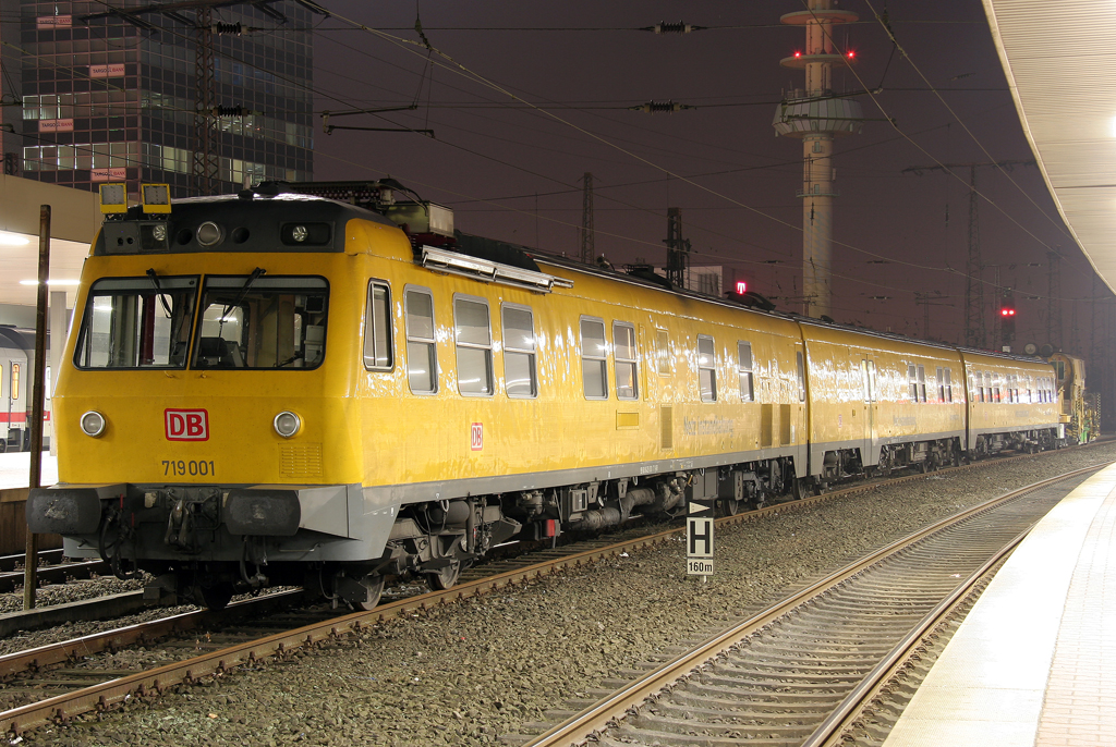 Der 719 001 der Netzinstandhaltung steht in Duisburg HBF am 13.11.2011
