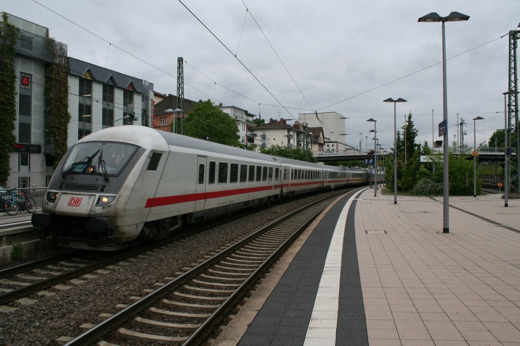 Der 73 80 80-91 306-9 war am 22.05.13 als Steuerwagen im EC 114 von Klagenfurt nach Dortmund eingereiht. Schublok war 101 034-7.
Viele Gre an die Zugbegleiterin.
