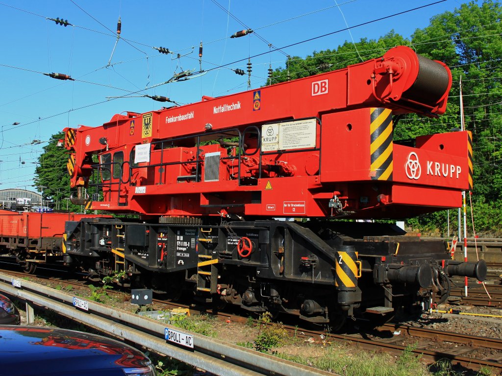 Der 75to. Kran  David  von der Notfalltechnik kommt am 26.05.2012 am Aachener Hbf zum Einsatz. Er mu 146 023 wieder in`s Gleis heben. Die Lok war mit sechs Doppelstockwagen am Haken ber eine Gleishexe gefahren und entgleist.