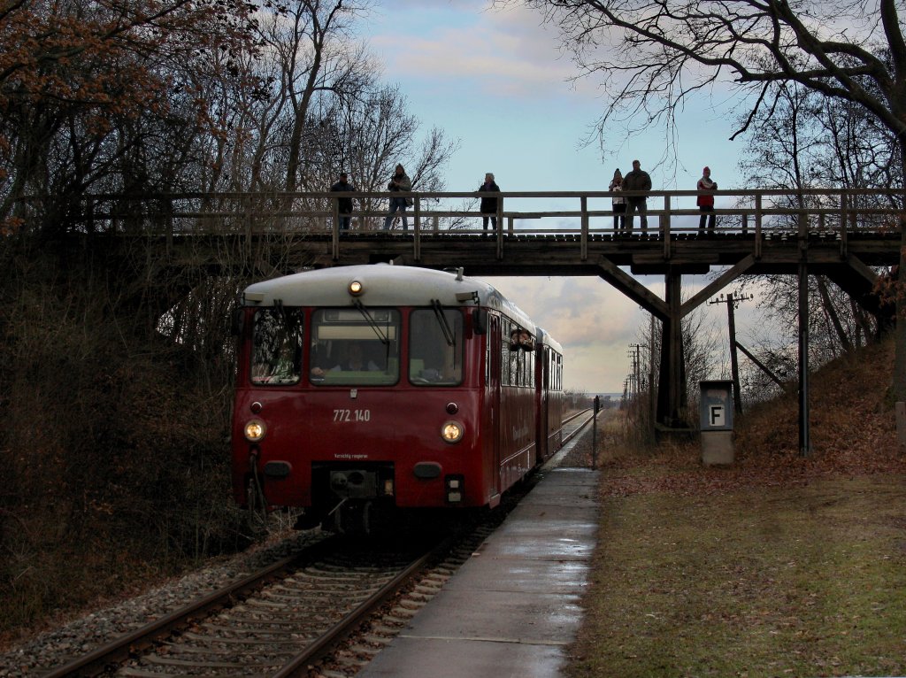 Der 772 140 mit dem 772 141 als RB nach Grfenroda am 10.12.2011 bei der Einfahrt in Petriroda.