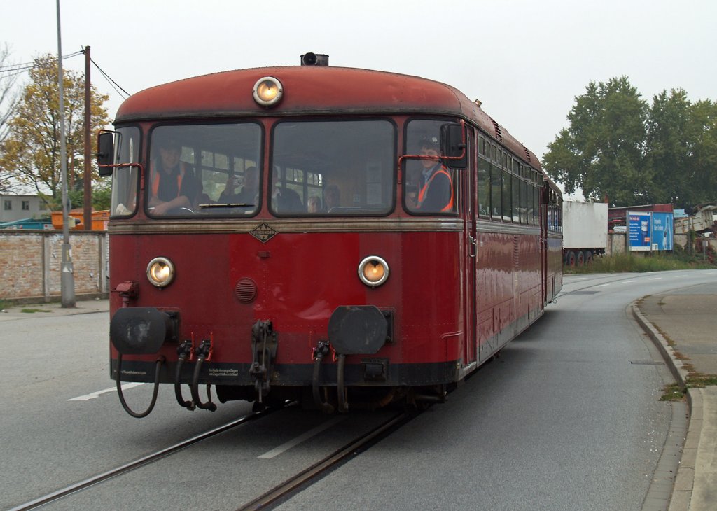 Der 798 622 der Pfalzbahn prsentiert sich am 11.10.2008 als Schienenbus im besten Sinne, hier in den ffentlichen Straen Mannheims rund um den Hafen.