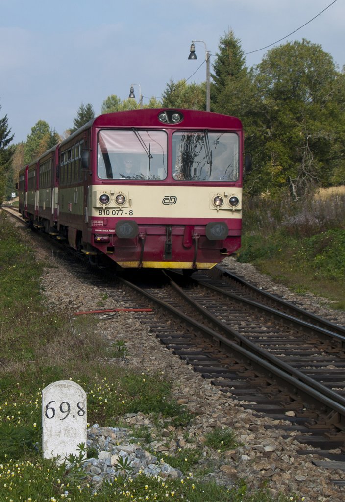 Der von 810 077  gefhrte  Personenzug 8116/7 aus Ceske Budejovice hat am 28.09.2011 gleich sein Ziel Nove Udoli erreicht. Die hier sichtbare Weiche (brigens handbettigt) mit dem berholgleis liegt unmittelbar vor dem Bahnsteig und wird fr das Umsetzen der Lok benutzt, denn der in 2 Stunden folgende Zug wird aus Doppelstockwagen mit einer Bardotka bestehen.
Der Bahnsteig von Nove Udoli liegt brigens direkt am Grenzstreifen zu Bayern, die bis 1945 weiterfhrende Strecke ber Haidmhle nach Passau wurde allerdings abgebaut. Der Ort Nove Udoli wurde in den 50er Jahren des letzten Jahrhunderts dem Erdboden gleichgemacht, heute gibts ein neu errichtetes Hotel und 3 Buden fr den zollfreien Einkauf, der von den Bayern gern benutzt wird. 