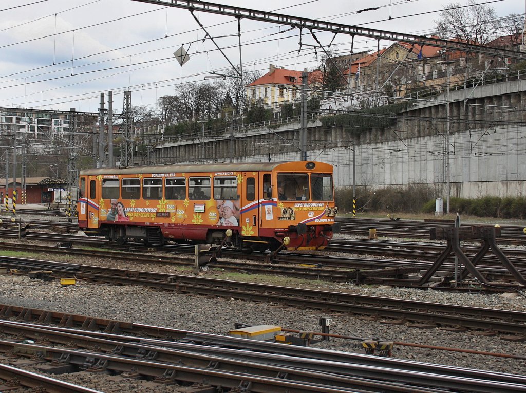 Der 810 386 am 04.04.2010 bei der Ausfahrt aus Praha Hbf. 