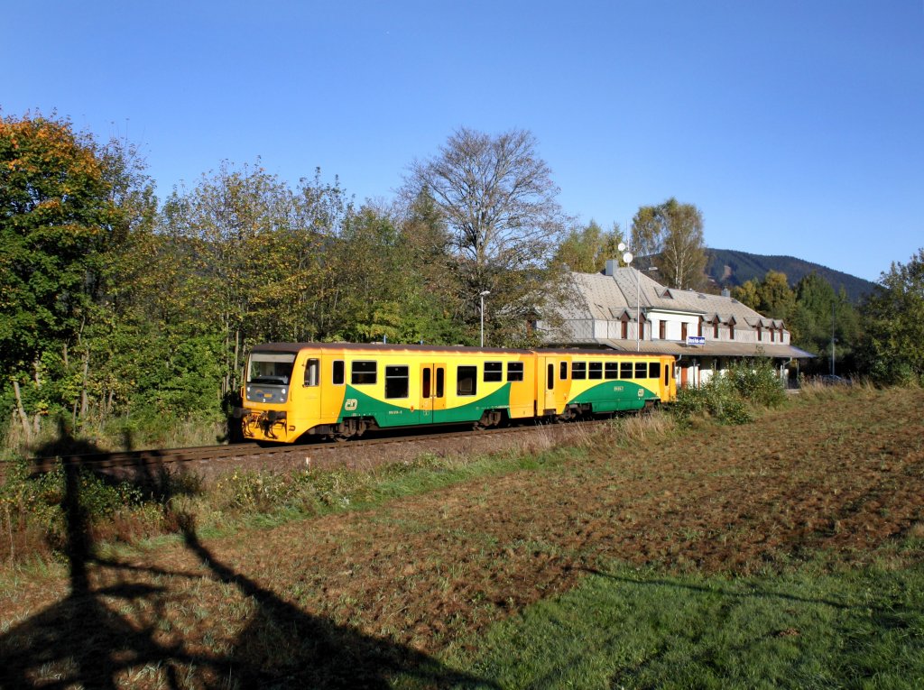 Der 814 014 am 03.10.2011 bei der Ausfahrt aus Bhmisch Eisenstein Stadt. 
